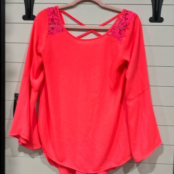 Gorgeous top with bell flowy sleeves and lace detailing. Size medium. Pit 18.5” - Picture 1 of 4